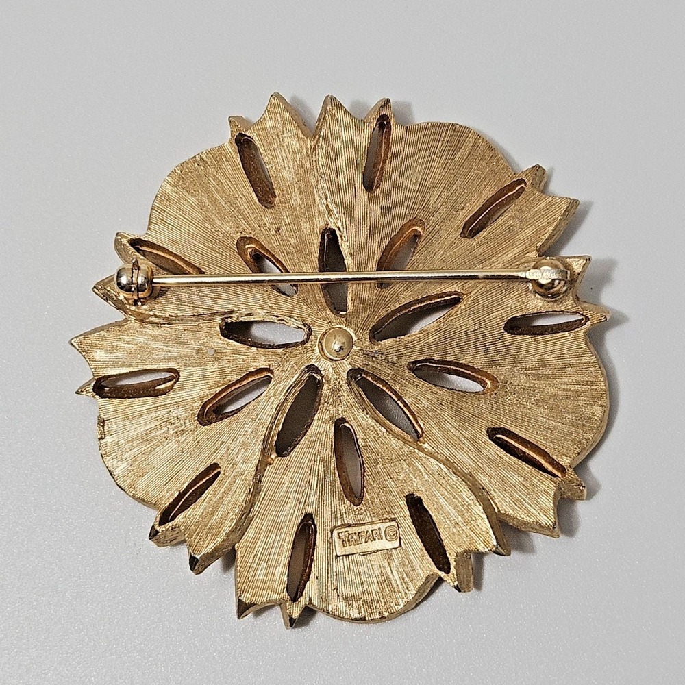 Crown Trifari Brooch Brushed Goldtone Flower Pin Floral - Picture 5 of 9
